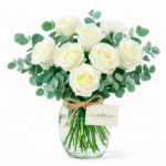 Arranjo em Vaso com Rosas Brancas e Eucalipto